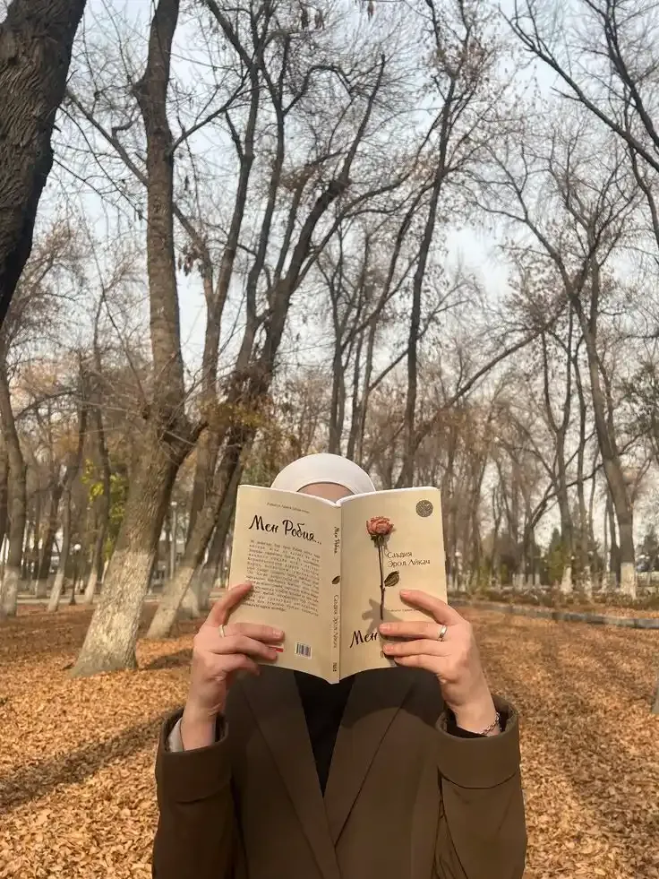 ایده عکاسی بدون چهره دخترانه با کتاب